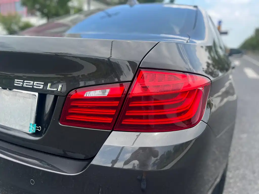 BMW 5 Series — миниатюра 8