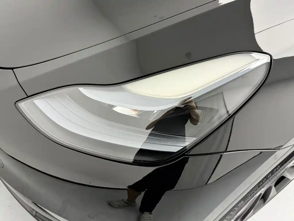 Tesla Model Y — миниатюра 12