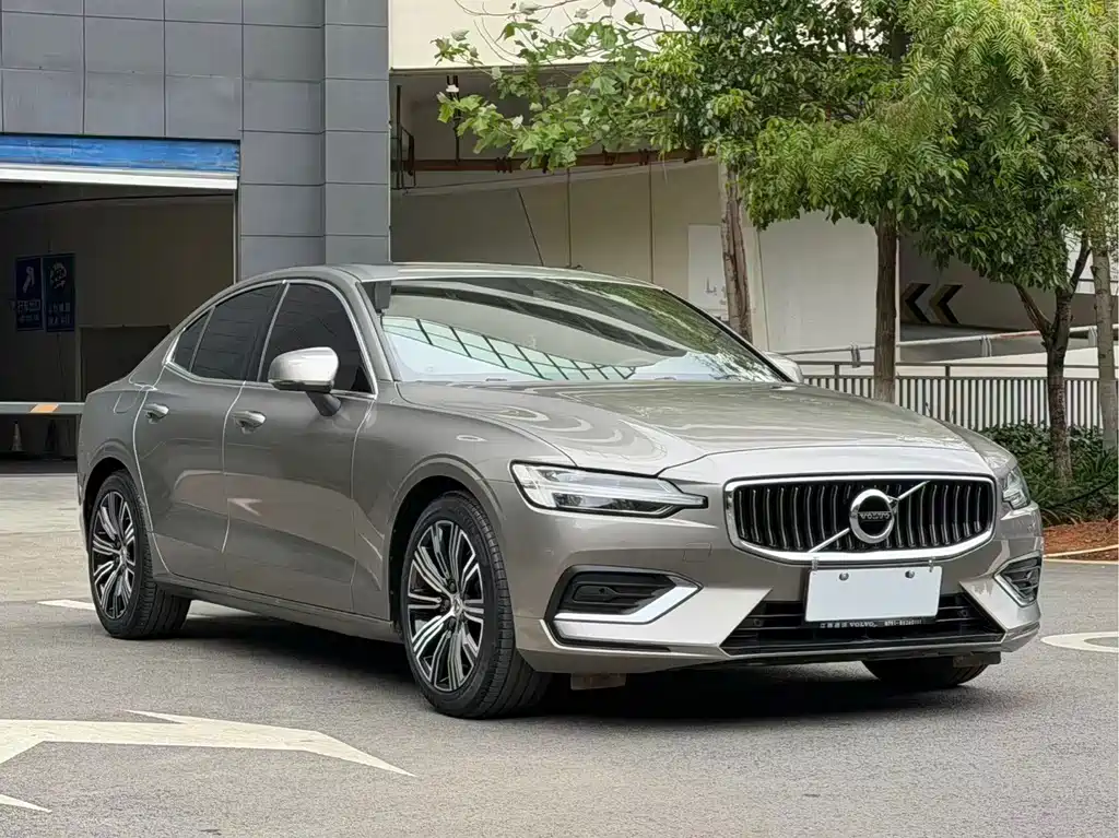 Volvo S60 2022 B4 Luxury