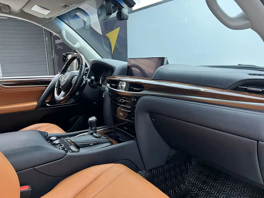 Lexus LX 570 Dynamic Luxury Edition, фото 9