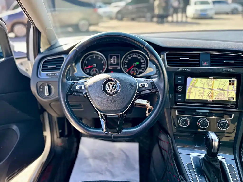 VOLKSWAGEN GOLF