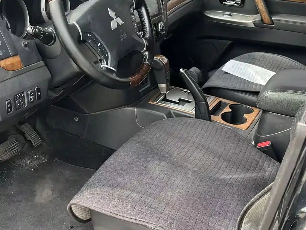 Mitsubishi Pajero (Import) — миниатюра 10
