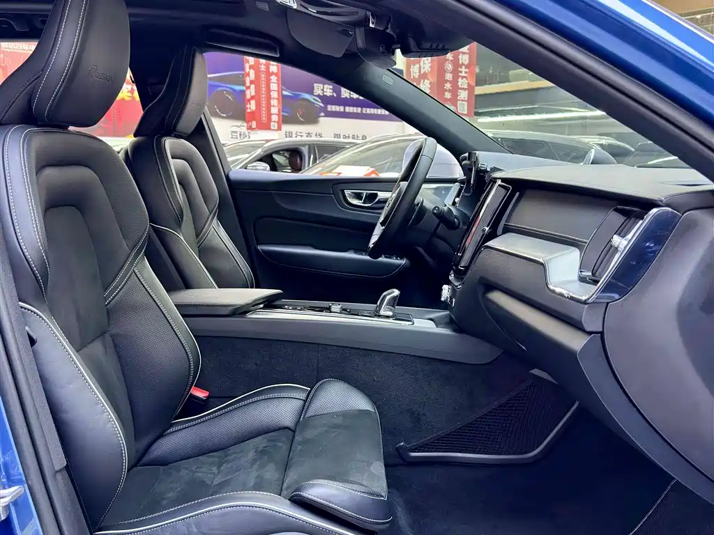 Volvo XC60 PHEV — миниатюра 8