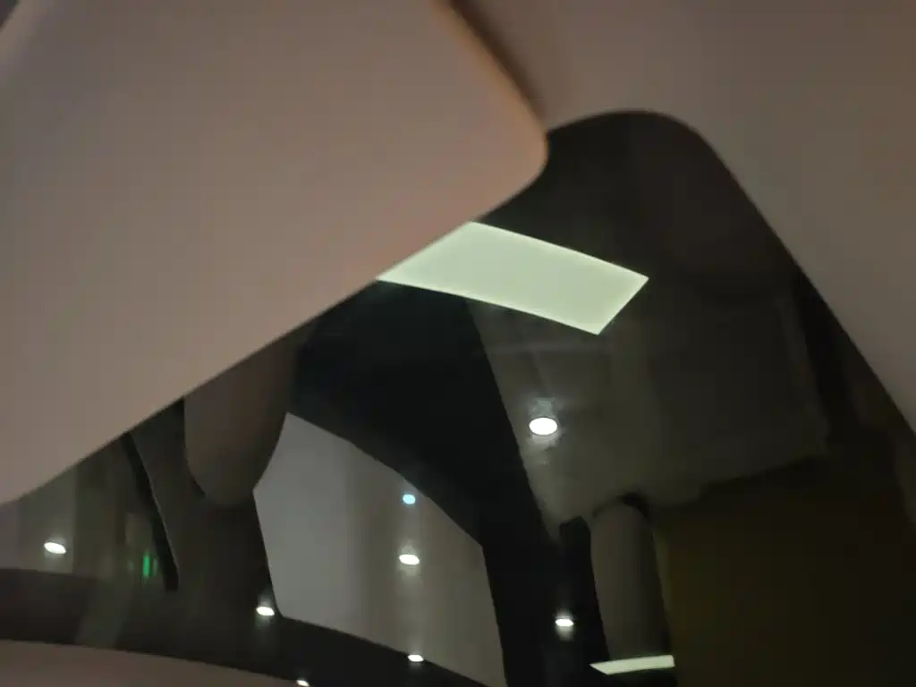 Tesla Model Y — миниатюра 18