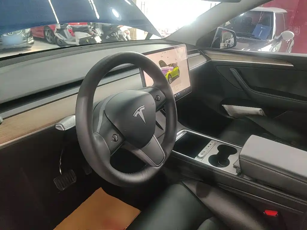 Tesla Model Y — миниатюра 11