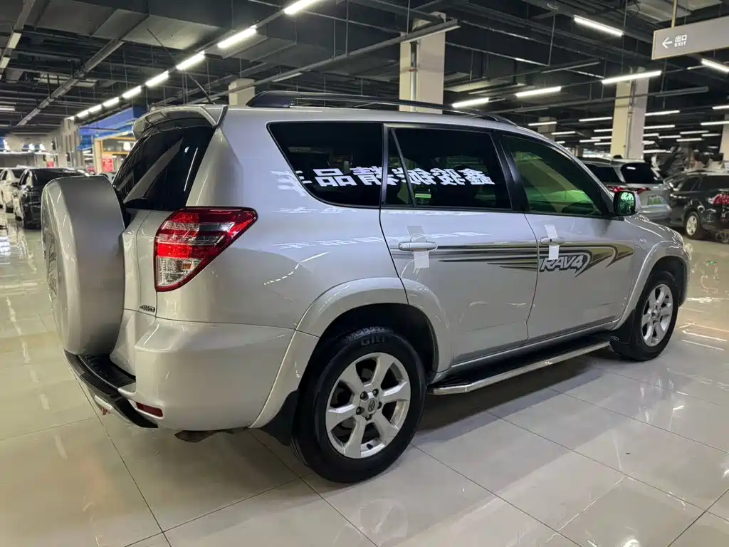 Toyota RAV4 — миниатюра 9