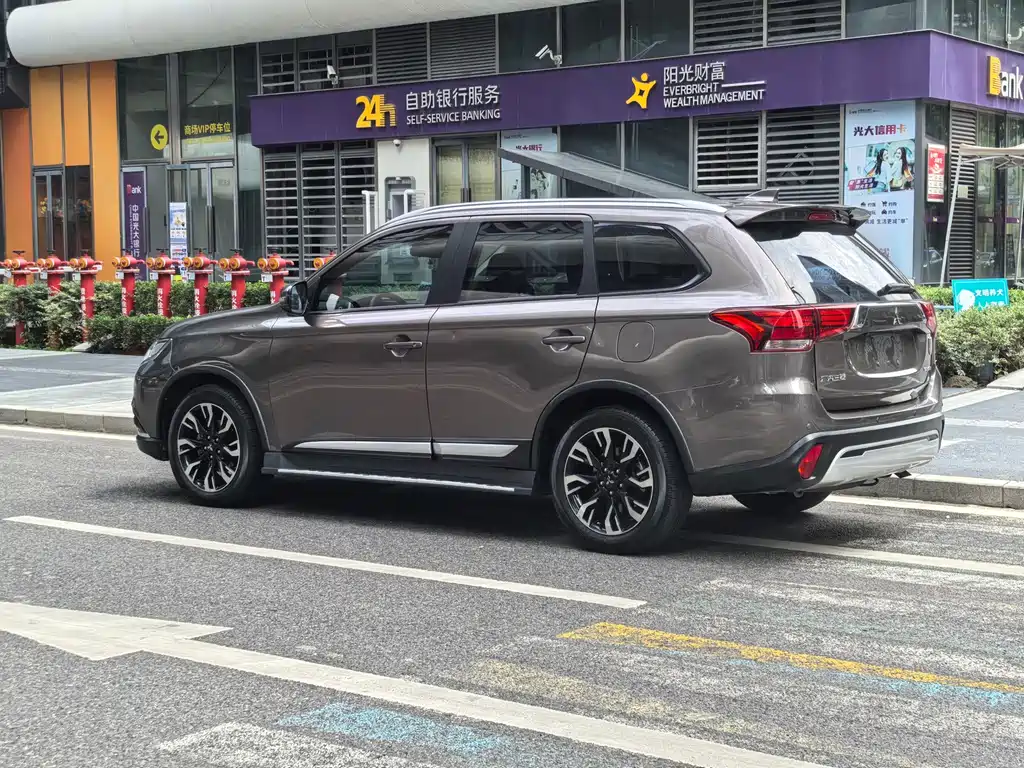 MITSUBISHI OUTLANDER
