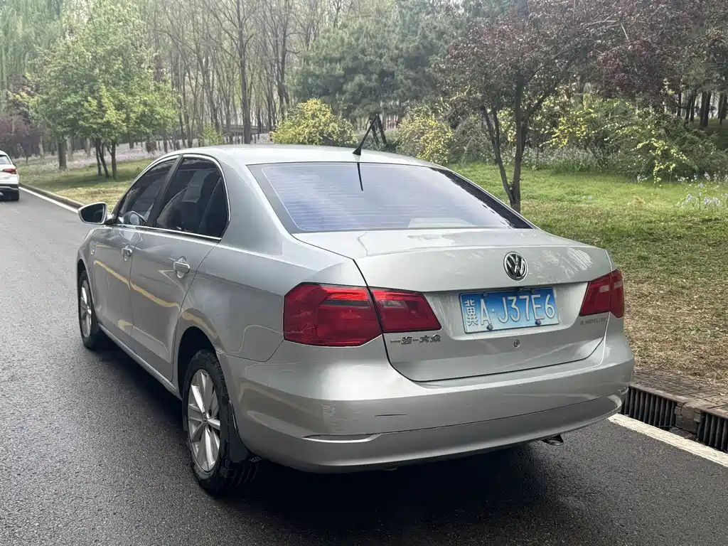 Volkswagen Jetta 2013 1.6L MT Luxury
