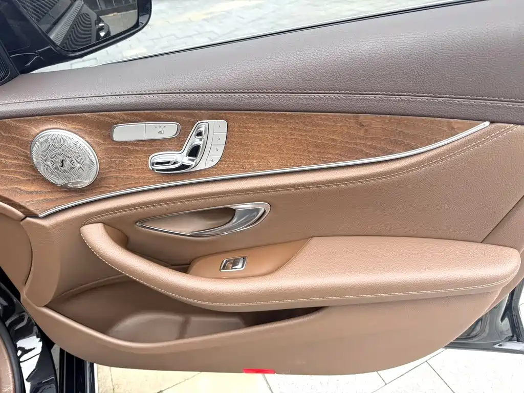 Mercedes-Benz E-Class — миниатюра 13