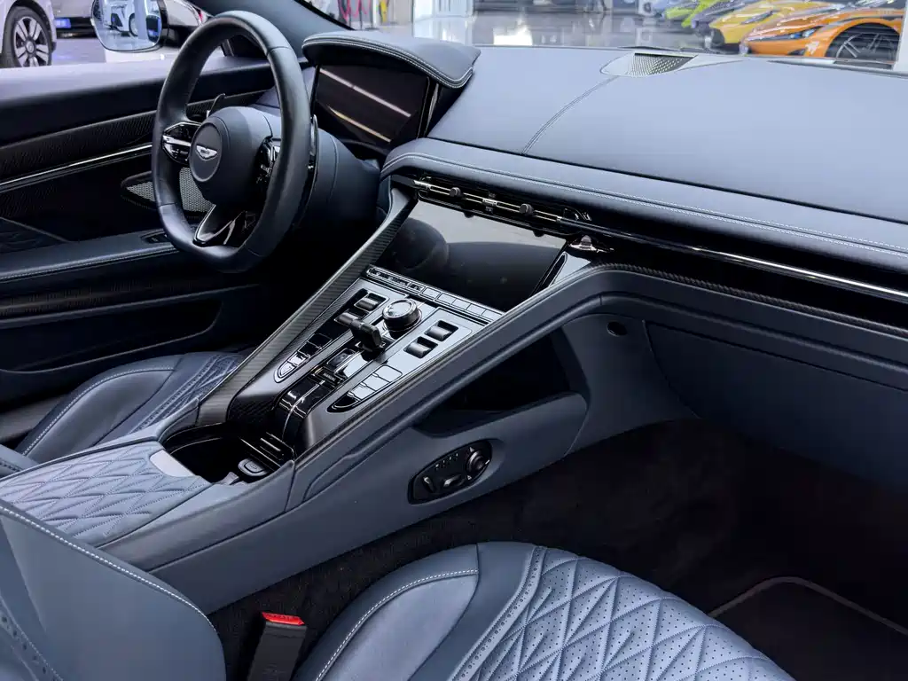 Aston Martin DB12 — миниатюра 17