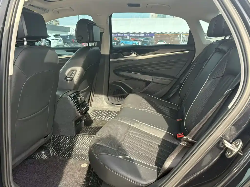 Volkswagen Passat - фото 6