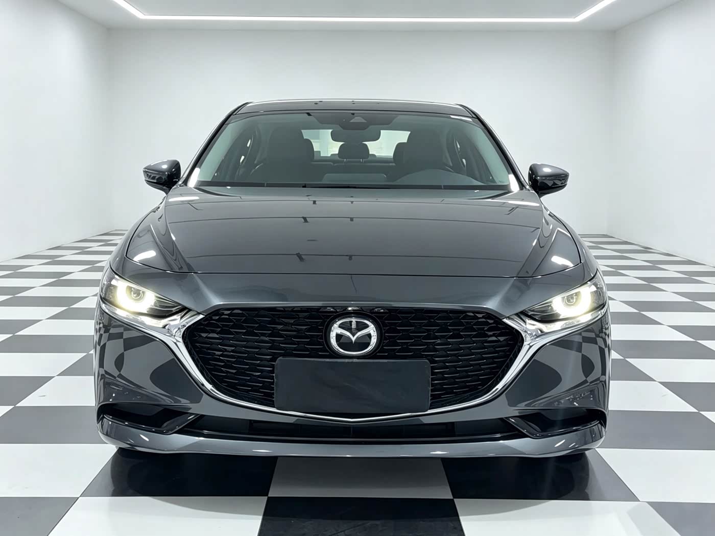Mazda Mazda3 Axela 2.0 л 2023 г. Серебристо-серый, пробег 44000 км