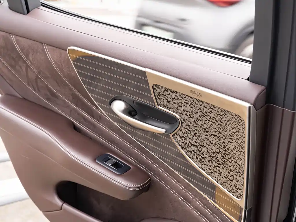 Lexus LS — миниатюра 18