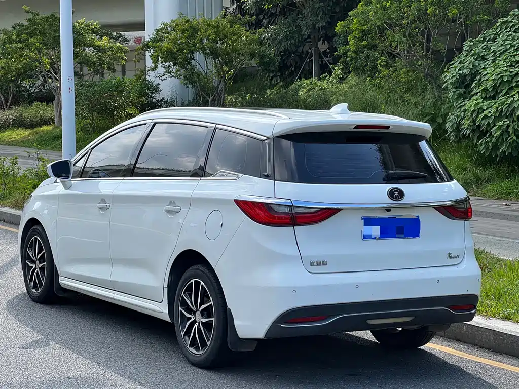BYD MAX — миниатюра 4