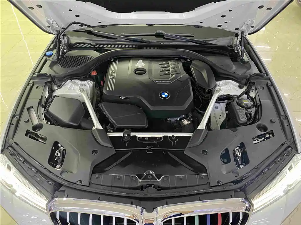 BMW 5 Series — миниатюра 13