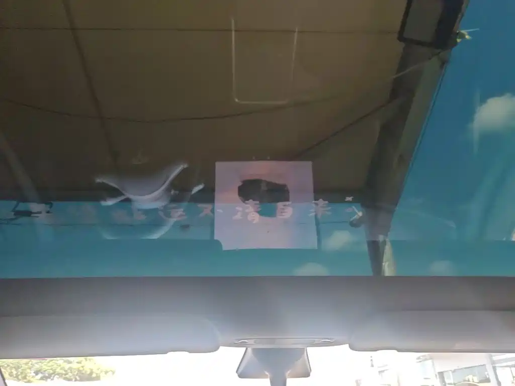 Tesla Model Y — миниатюра 18