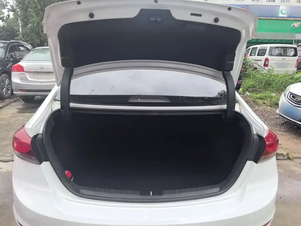 Hyundai Elantra — миниатюра 19