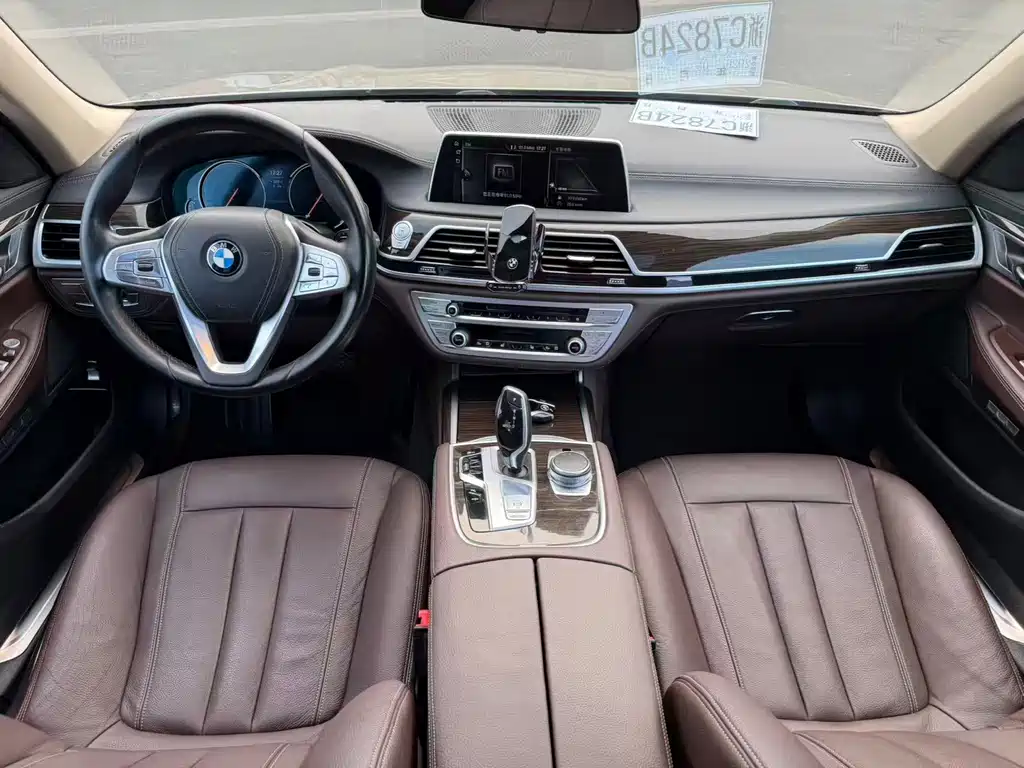 BMW 7 Series — миниатюра 6