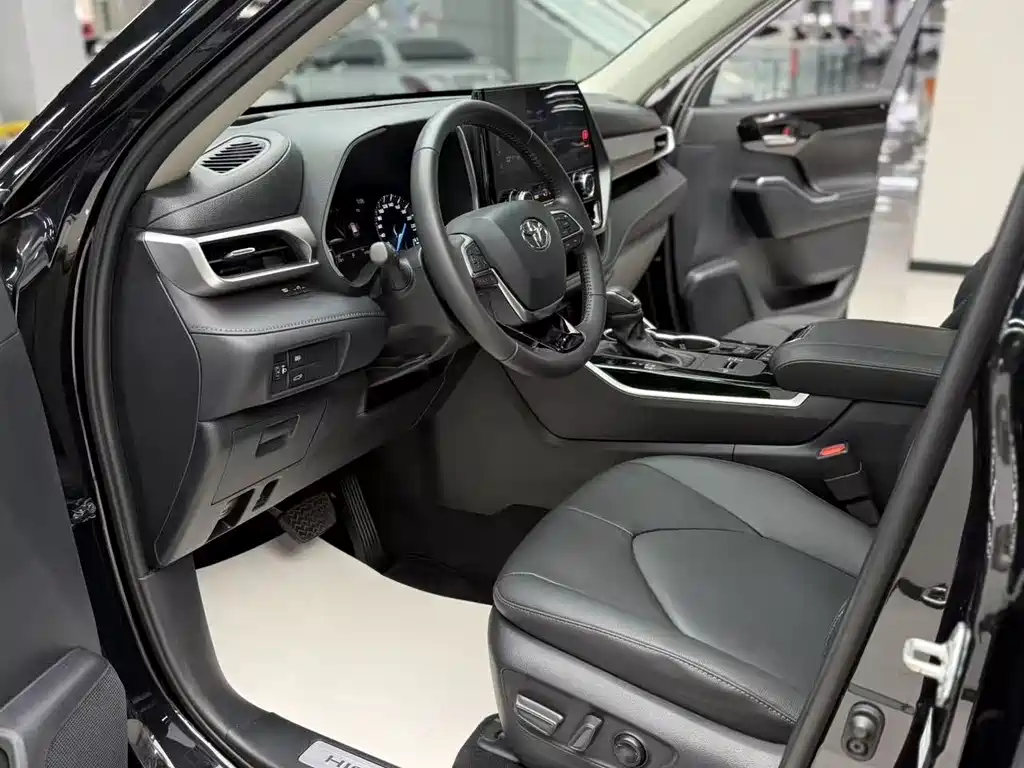 Toyota Highlander 2023 2.5L Luxury 7 мест