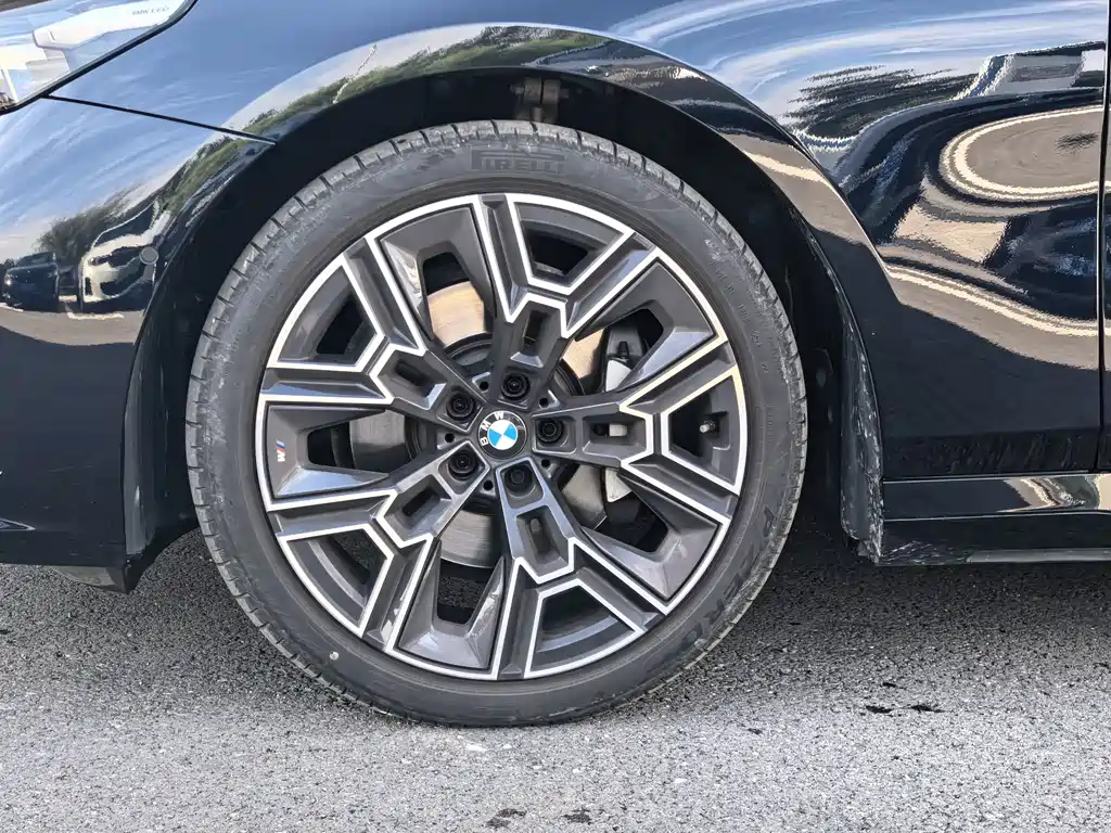BMW 5 Series — миниатюра 4