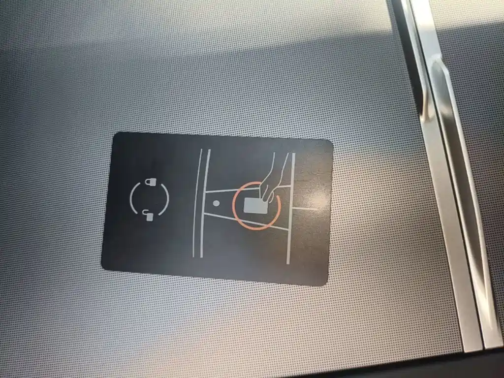 Tesla Model Y — миниатюра 9