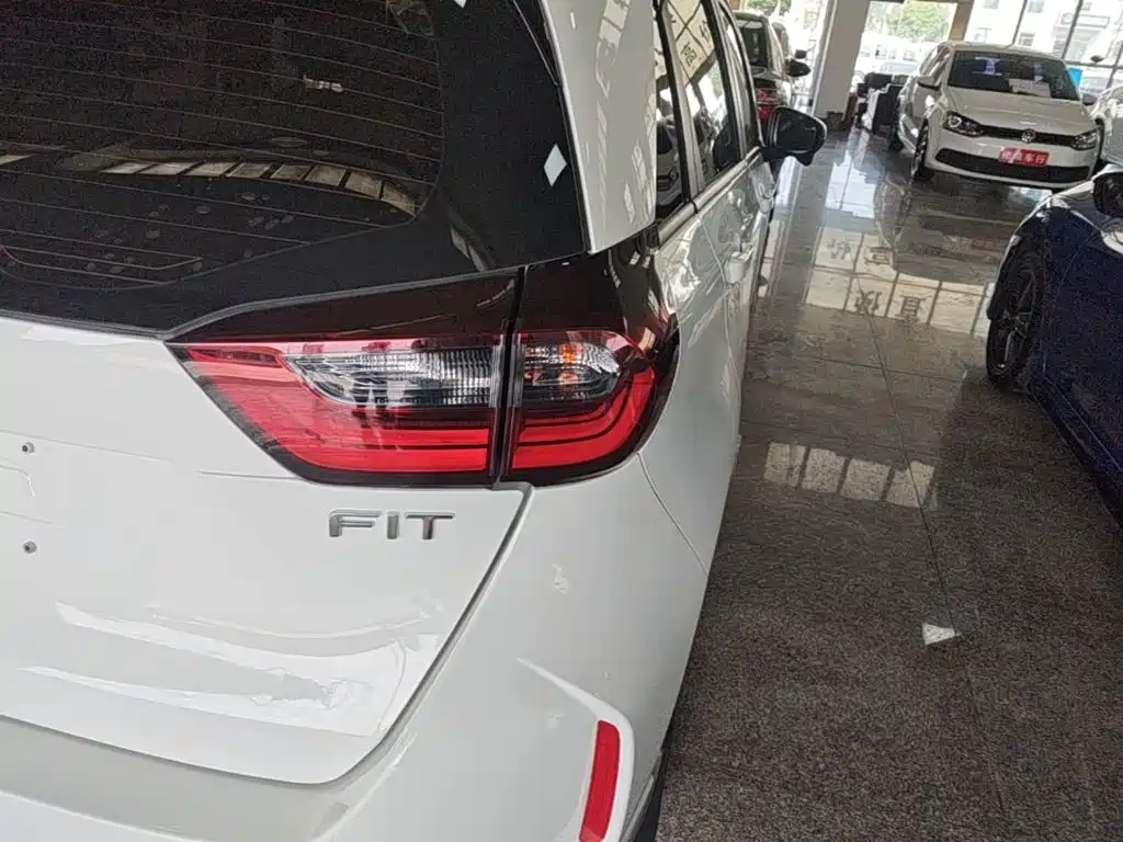 Honda Fit — миниатюра 8