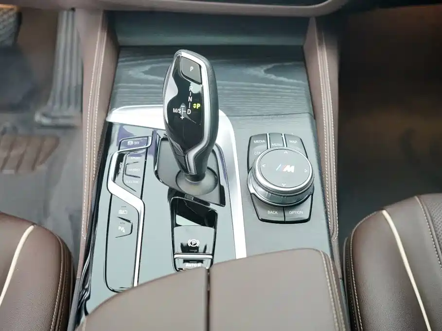 BMW 5 Series New Energy — миниатюра 18
