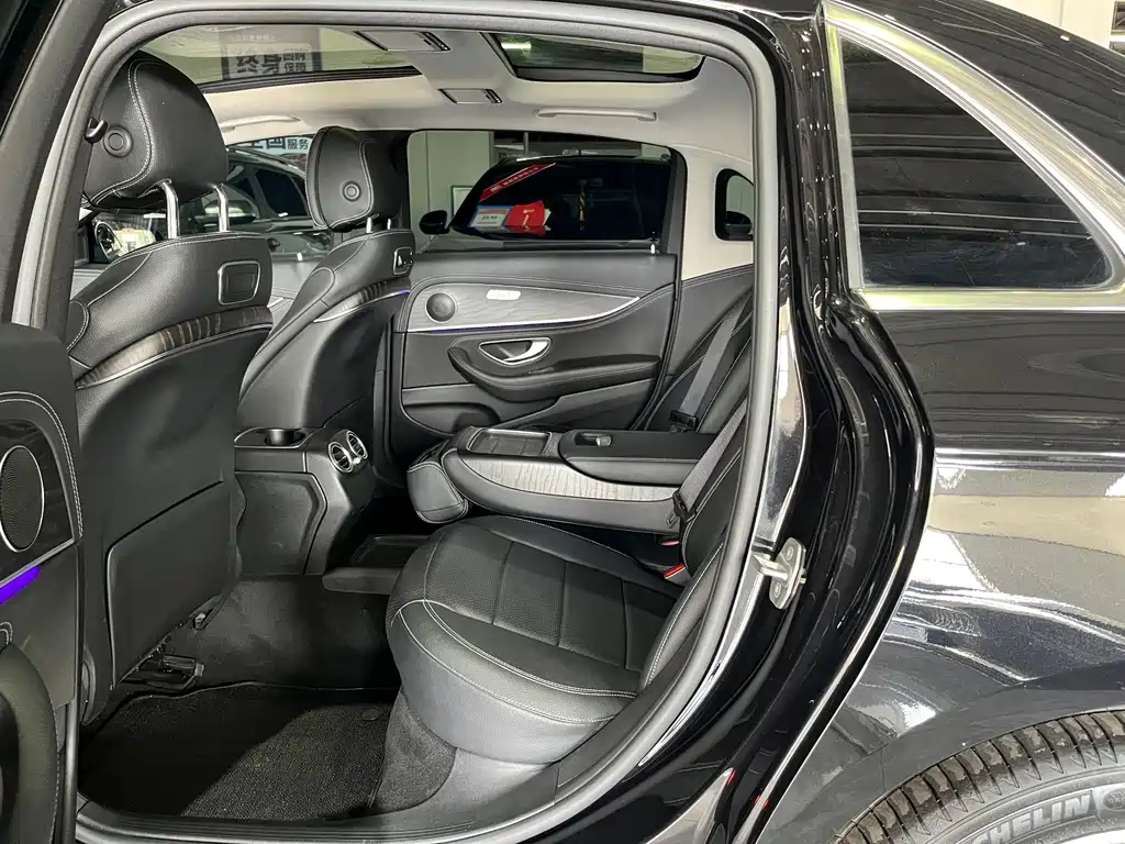 Mercedes-Benz E-Class — миниатюра 7