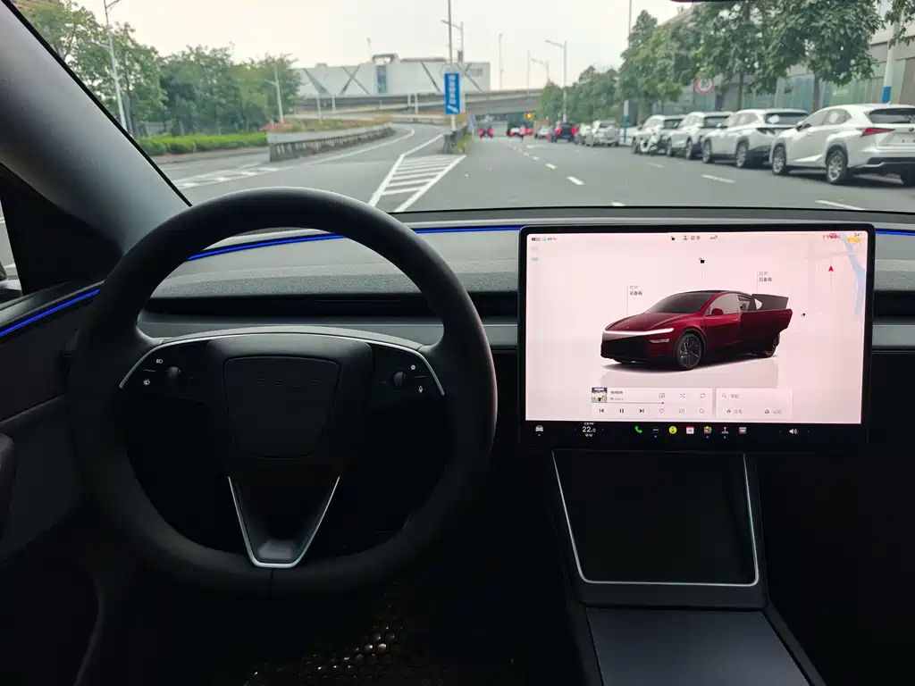 Tesla Model Y — миниатюра 13