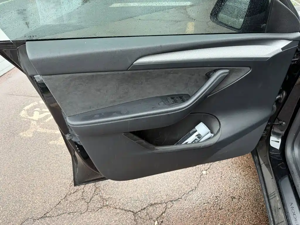 Tesla Model Y — миниатюра 6