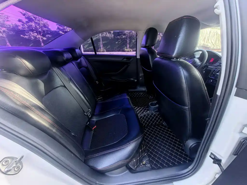 Volkswagen Jetta — миниатюра 7
