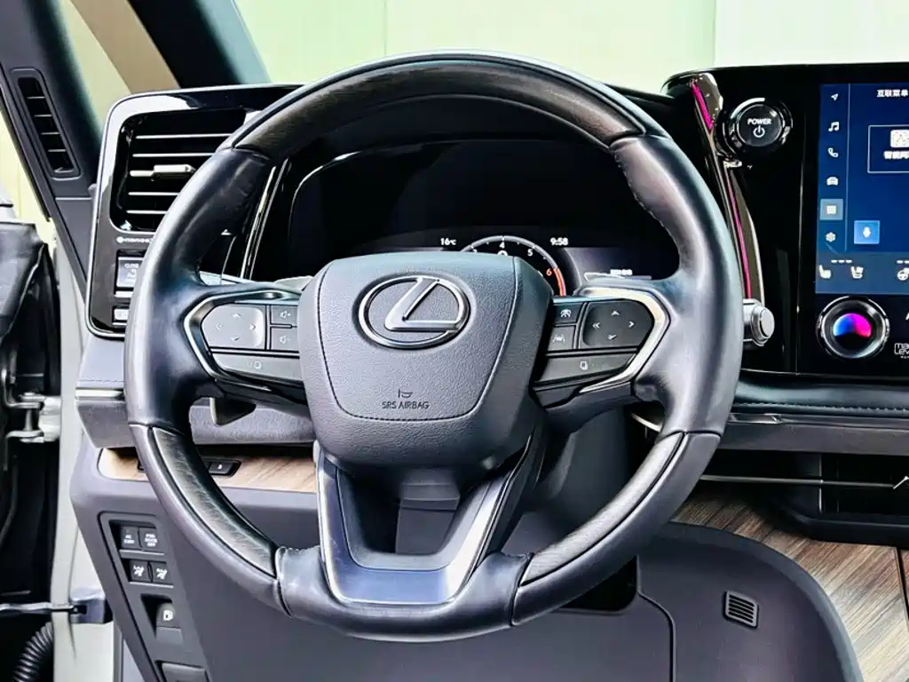 Lexus LM — миниатюра 17