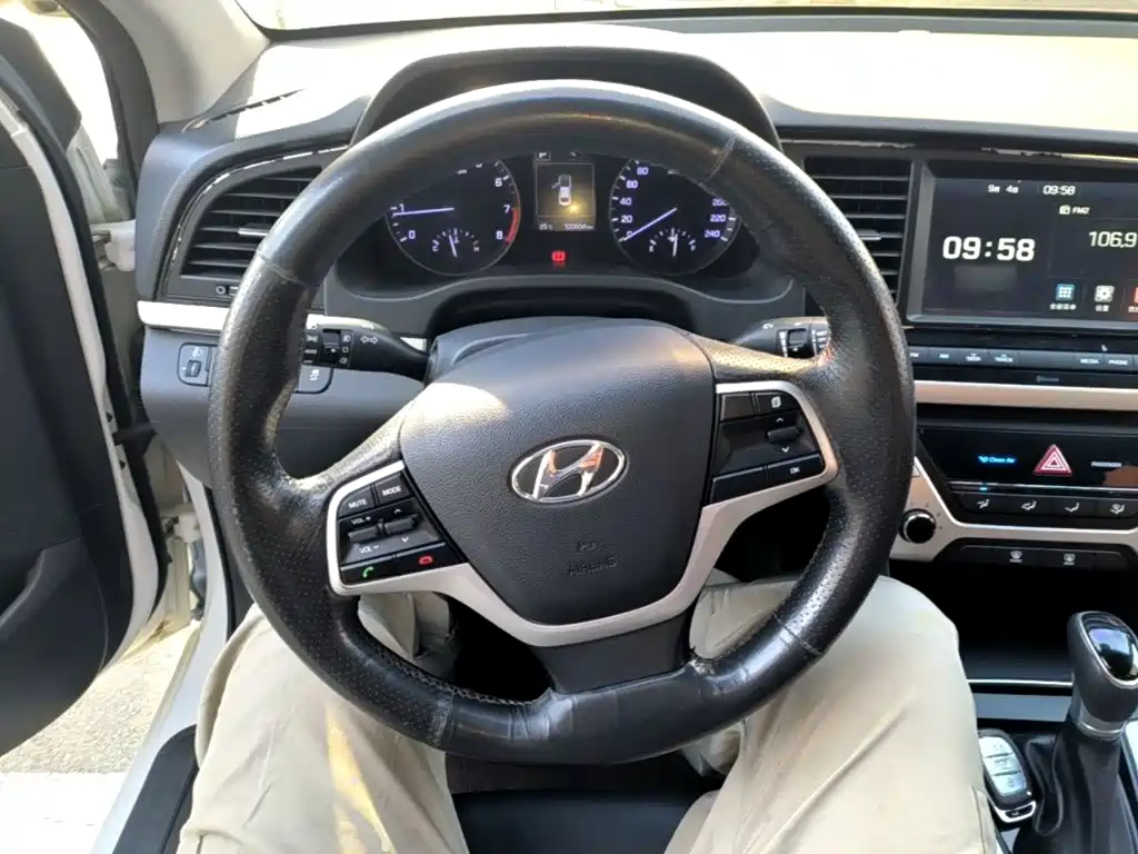 Hyundai Elantra — миниатюра 11