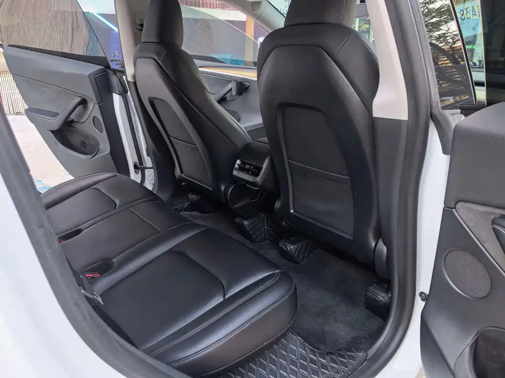 Tesla Model Y — миниатюра 11