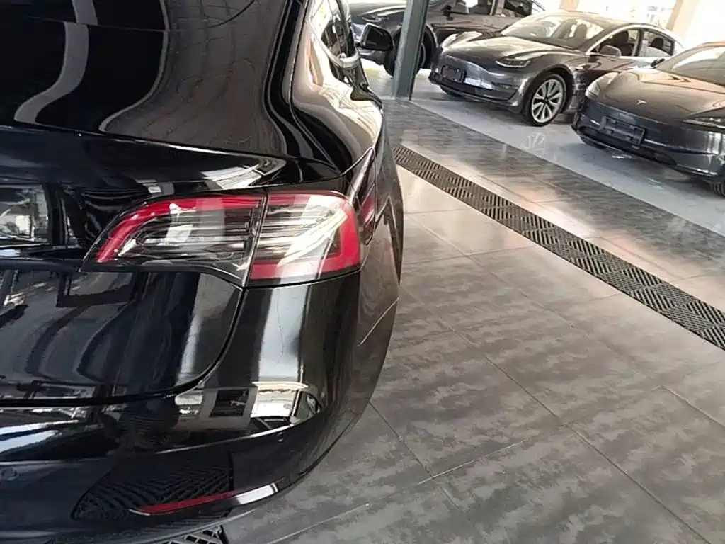 Tesla Model 3 — миниатюра 8