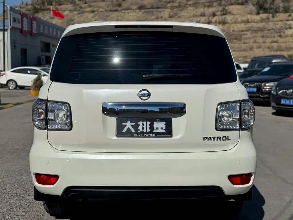 Nissan Patrol — миниатюра 8