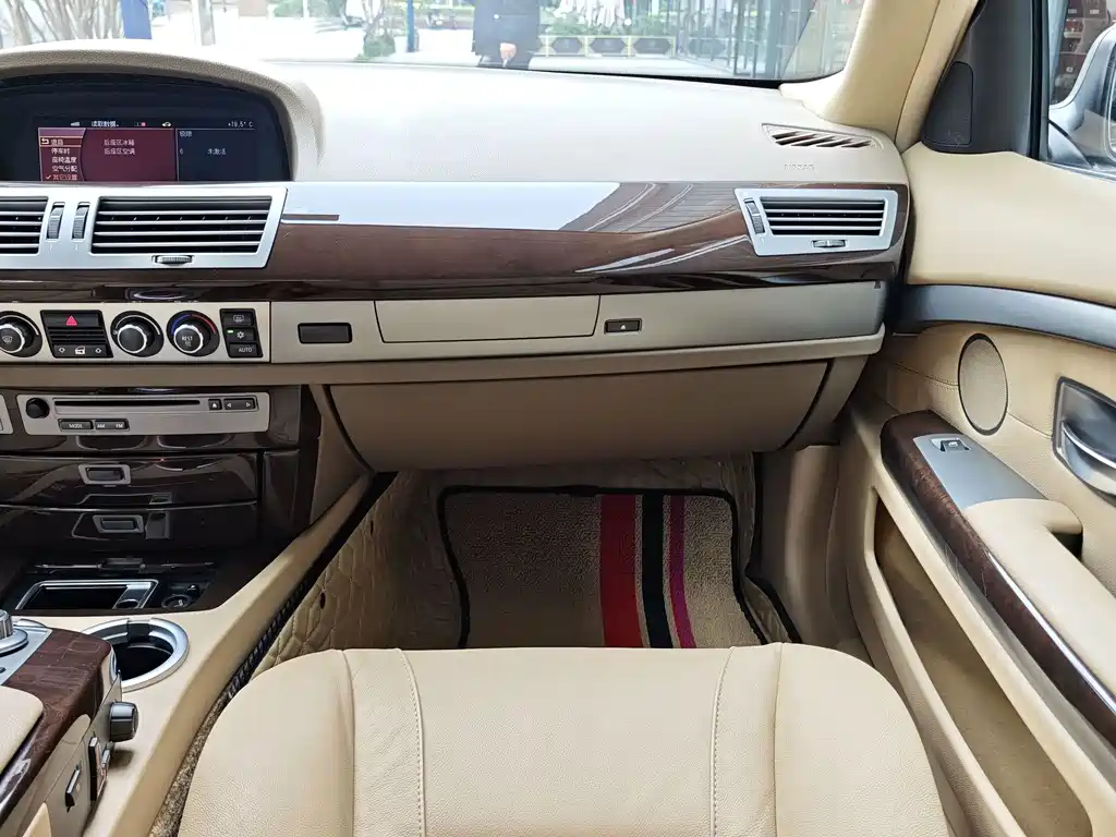 BMW 7 Series — миниатюра 22