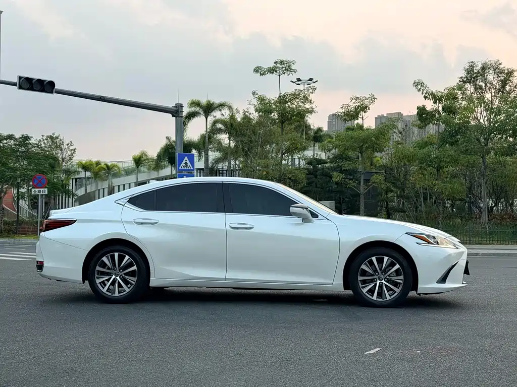 Lexus ES — миниатюра 4