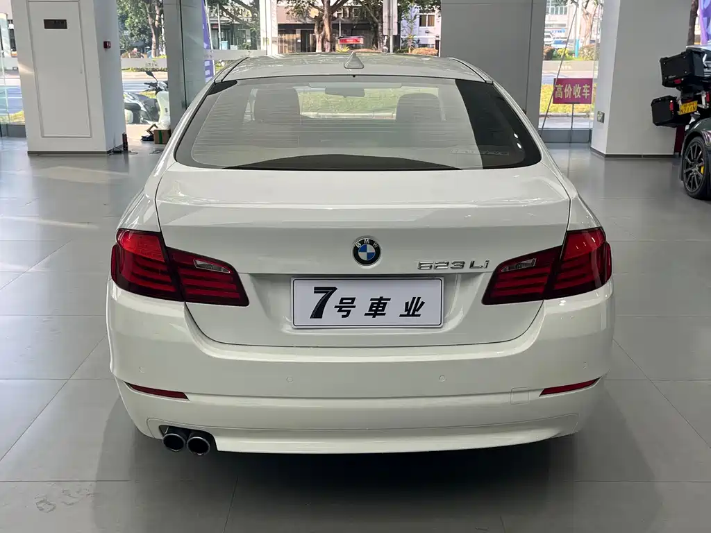 BMW 5 Series — миниатюра 6