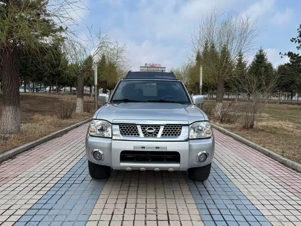 Nissan Paladin 2015