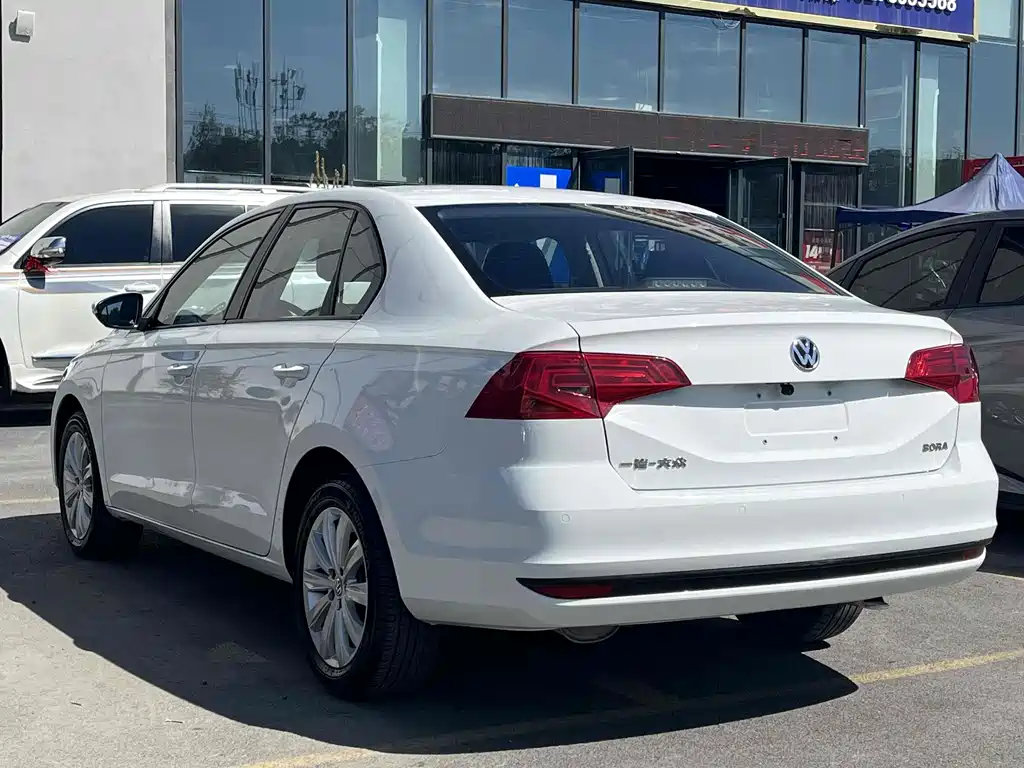 VOLKSWAGEN BORA