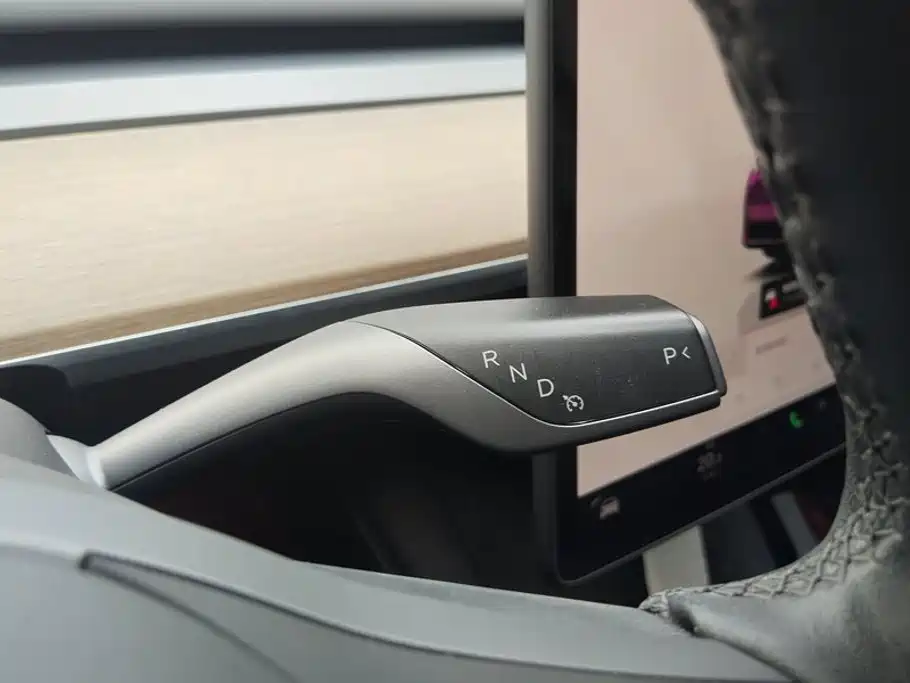 Tesla Model Y — миниатюра 16