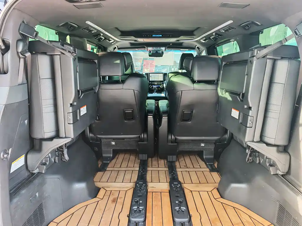 Toyota Alphard — миниатюра 7