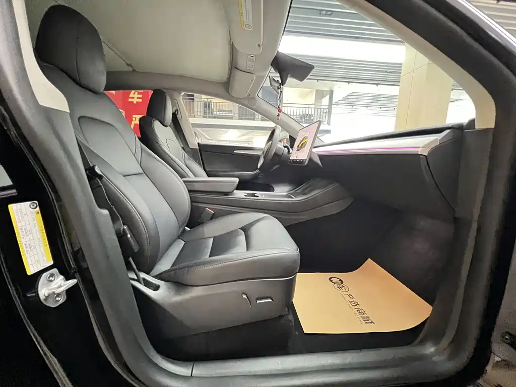 Tesla Model Y — миниатюра 9