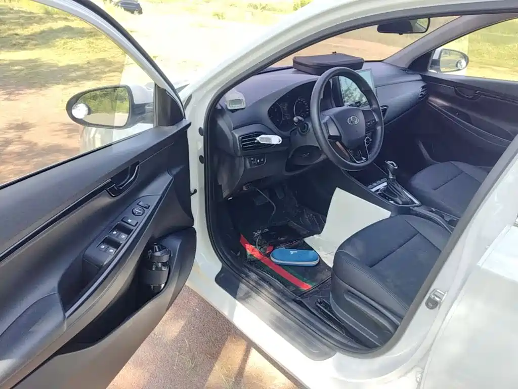 Hyundai Elantra — миниатюра 16