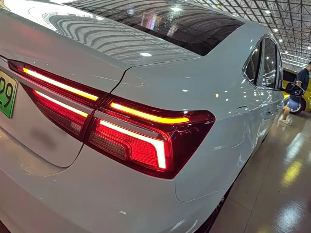 Roewe i6 New Energy — миниатюра 8