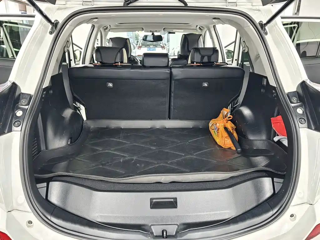 Toyota RAV4 — миниатюра 8