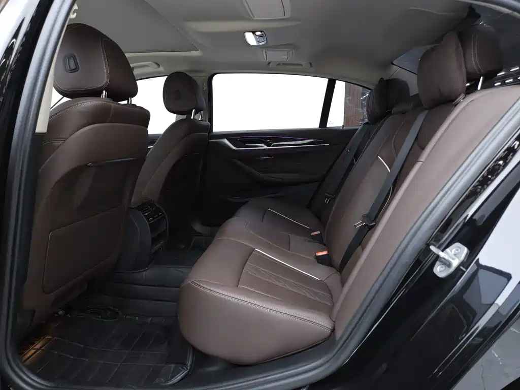 BMW 5 Series — миниатюра 8