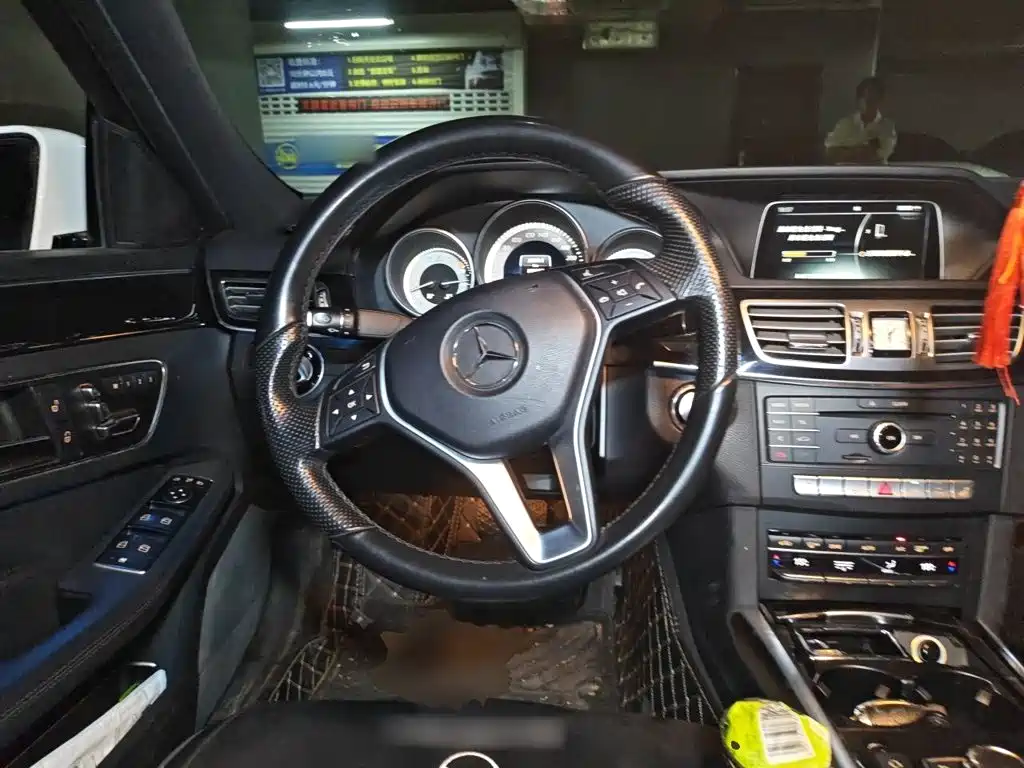 Mercedes-Benz E-Class — миниатюра 11
