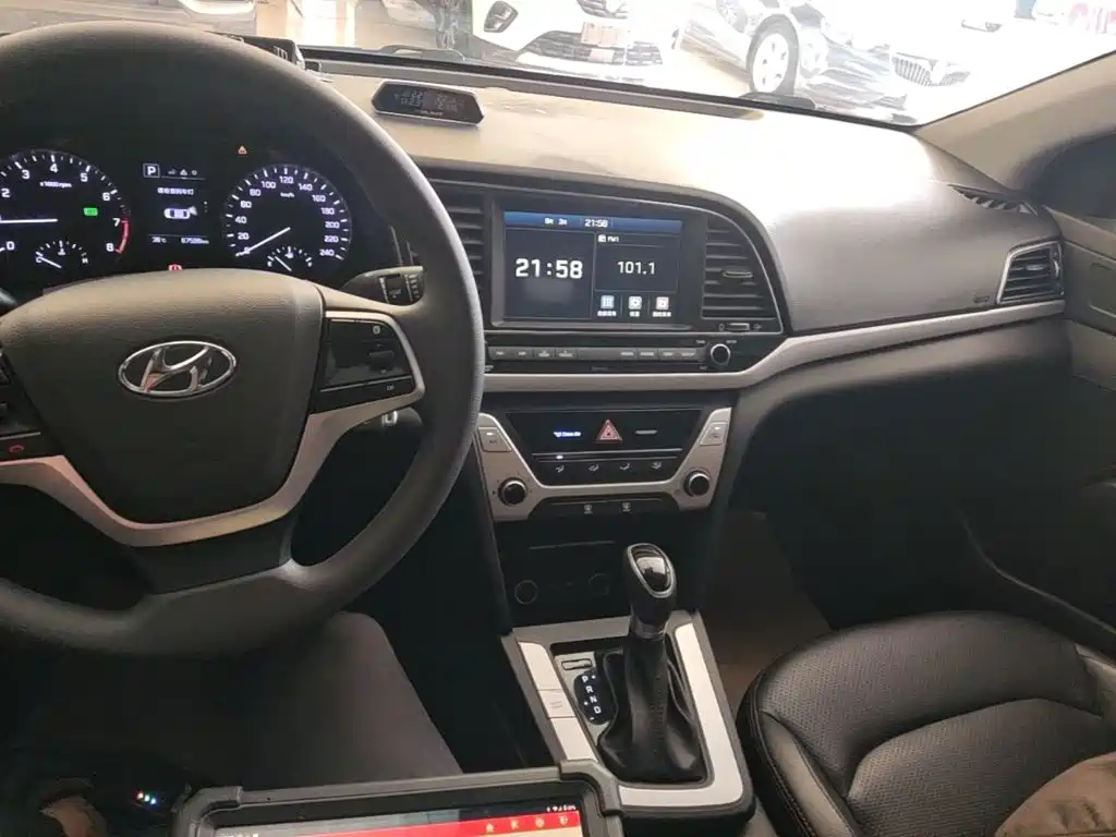 Hyundai Elantra — миниатюра 10